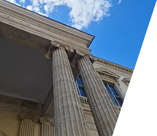 Klasik sütunlu tarihi yapı cephesi